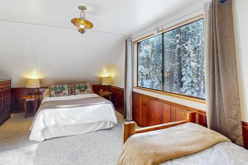una camera con due letti e una grande finestra di Conifer Haus a Soda Springs