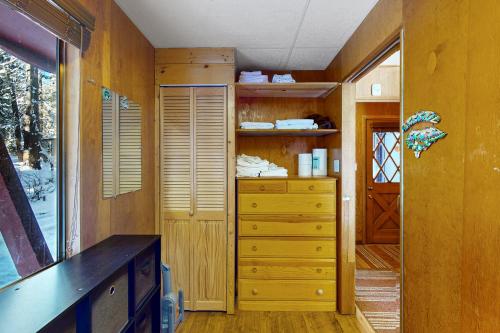 una camera con cassettiera e armadio con pareti in legno di Conifer Haus a Soda Springs