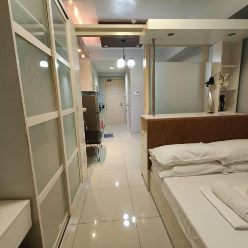Pokój z 2 łóżkami i lustrem w obiekcie Phert's apartment w mieście Manila