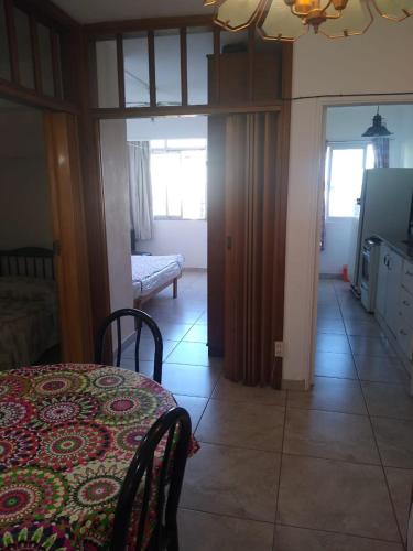 ein Esszimmer mit Tisch und ein Wohnzimmer in der Unterkunft Depto frente a Shopping Aldrey in Mar del Plata