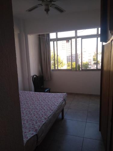 ein Schlafzimmer mit einem Bett und einem Fenster in der Unterkunft Depto frente a Shopping Aldrey in Mar del Plata