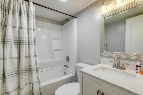 y baño con lavabo, aseo y bañera. en 2-Story Decatur Condo, Close to Downtown Atlanta!, en Decatur