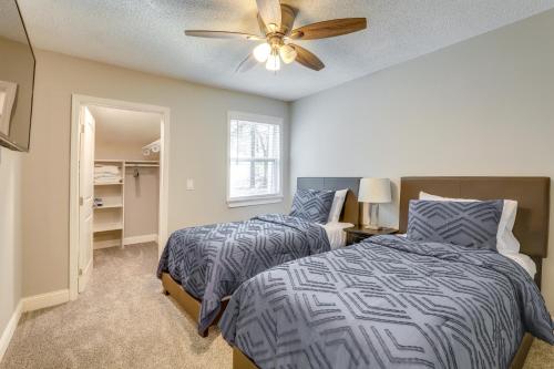 1 dormitorio con 2 camas y ventilador de techo en 2-Story Decatur Condo, Close to Downtown Atlanta!, en Decatur