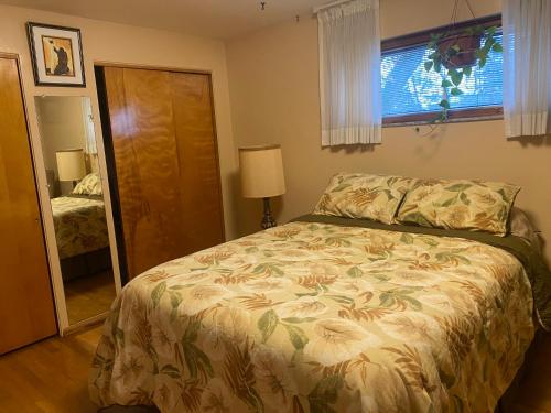 1 dormitorio con cama y ventana en Grandma Sang's Bed & Breakfast, 