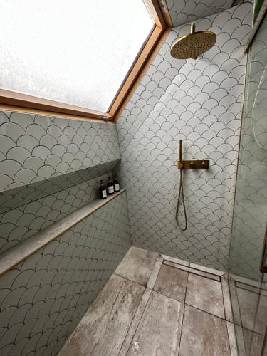 uma casa de banho com um chuveiro e uma porta de vidro em Oaza Sobącz / Resort&Spa em Sobącz
