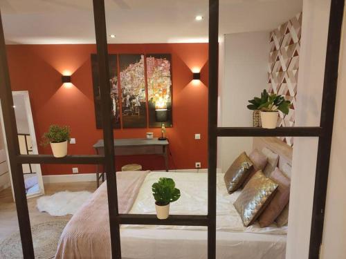 a bedroom with a bunk bed with potted plants on it at Appartement Rose in Nogent-sur-Seine