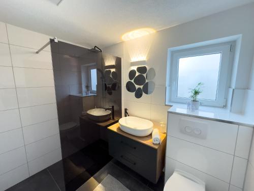 Ванна кімната в Klassen Apartments! Stadtnahes Ferienhaus* mit Terrasse in Aulendorf * für 6-8 Personen