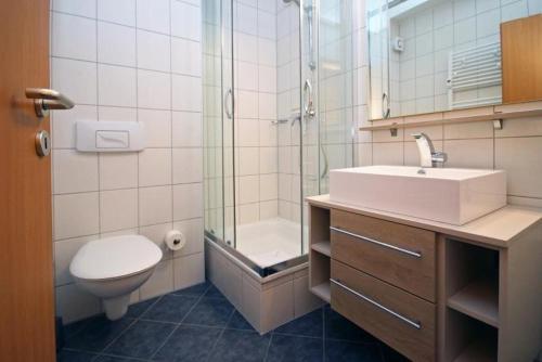 キュールングスボルンにあるYachthafenresidenz-Wohnung-6204-831のバスルーム(トイレ、洗面台、シャワー付)