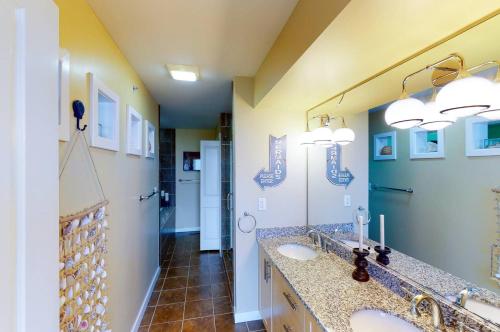 - Baño con 2 lavabos y 2 espejos en Sojourn's Penthouse 4 BR Sanctuary Condo, en Virginia Beach