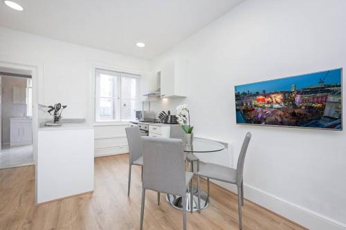 uma cozinha e sala de jantar com mesa e cadeiras em 2 Bed Piccadilly Apartment- 3 em Londres