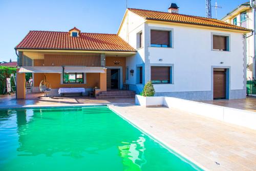 une maison avec une piscine en face d'une maison dans l'établissement Villa Lusitana, 