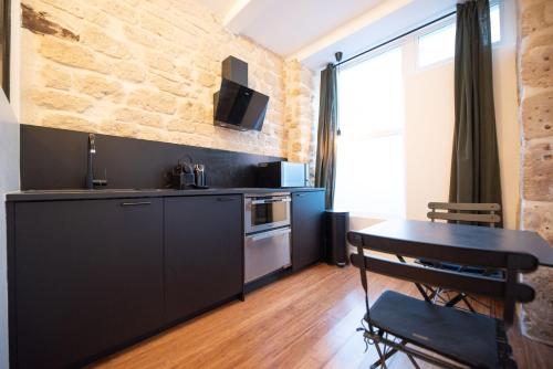 une cuisine avec une table et une salle à manger dans l'établissement Lovely apartment in Paris -, à Paris