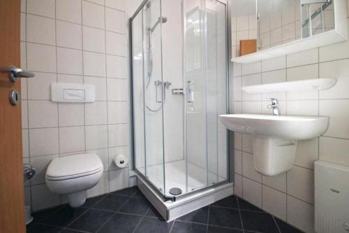 キュールングスボルンにあるYachthafenresidenz-Wohnung-5204-813のバスルーム(シャワー、トイレ、シンク付)