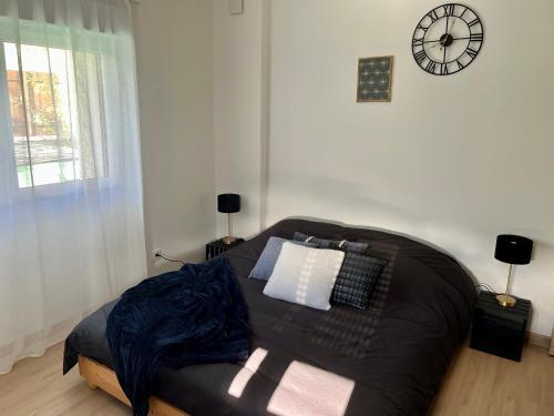 Säng eller sängar i ett rum på Appartement 4 à 6 pers Annecy