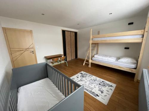 - une chambre avec 2 lits superposés et un escalier dans l'établissement Appartement lumineux avec balcon, à Gérardmer