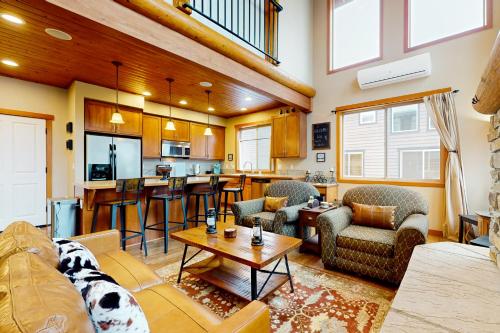 Una cocina o cocineta en SnowTop Manor