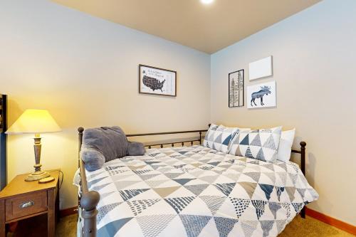 Una cama o camas en una habitación de SnowTop Manor
