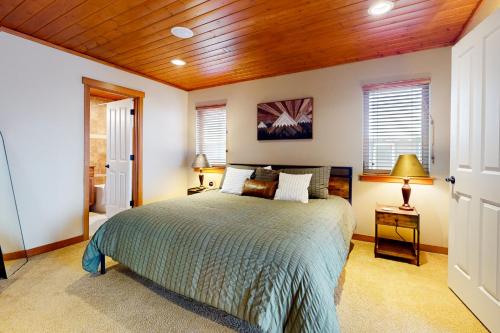 una camera con letto e soffitto in legno di SnowTop Manor a Snoqualmie Pass