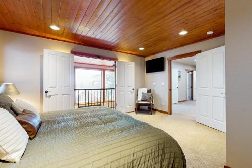 Una cama o camas en una habitación de SnowTop Manor