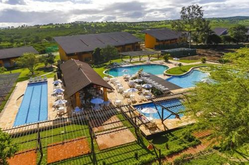 une vue aérienne d'une piscine dans un complexe hôtelier dans l'établissement Winterville Gravatá Lazer e descanso!, à Gravatá