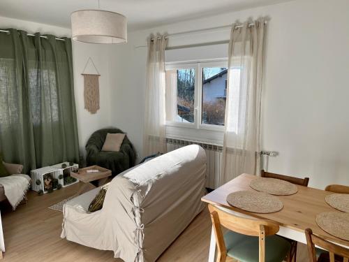 een woonkamer met een bank en een tafel bij Appartement 4 à 6 pers Annecy in Annecy