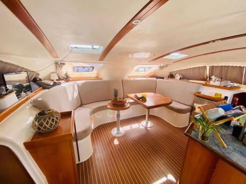 à l'intérieur d'un bateau avec un canapé et une table dans l'établissement Tahiti Private Catamaran, à Uturoa