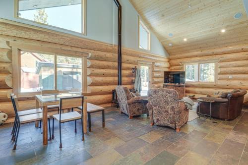Zona d'estar a Truckee Cabin with Patio Less Than 1 Mi to Donner Lake!
