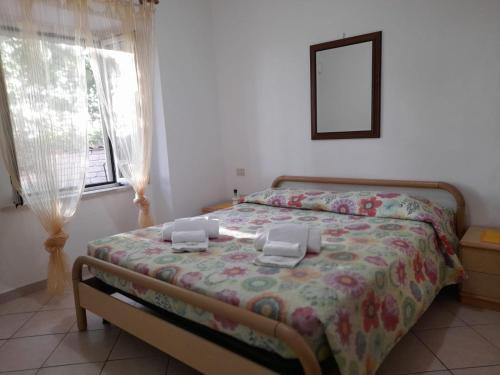 um quarto com uma cama com duas toalhas em 8380 Morellino little house em Montemerano