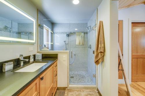 W łazience znajduje się umywalka i prysznic. w obiekcie Truckee Cabin with Patio Less Than 1 Mi to Donner Lake! w mieście Truckee