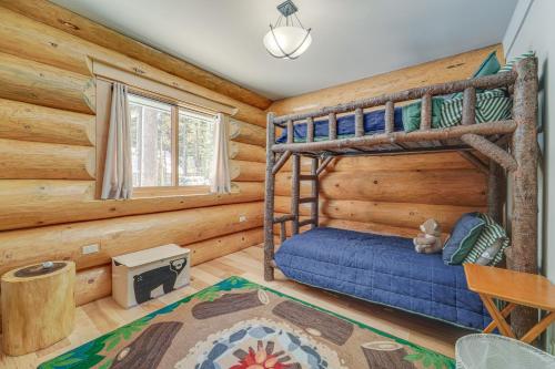 Truckee Cabin with Patio Less Than 1 Mi to Donner Lake! في تروكي: غرفة نوم مع سرير بطابقين في كابينة خشب