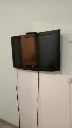 una TV a schermo piatto seduta sopra un tavolo di 3-х комнатная квартира в Павлодаре a Pavlodar