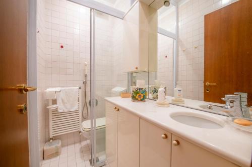 een badkamer met een wastafel en een douche bij Residenza Impero Bezzecca in Verona