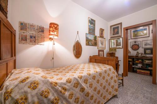 een slaapkamer met een bed en veel foto's aan de muren bij Residenza Impero Bezzecca in Verona