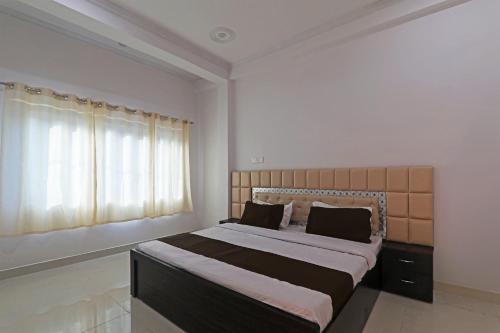 Ένα ή περισσότερα κρεβάτια σε δωμάτιο στο OYO Flagship The Golden Hotel