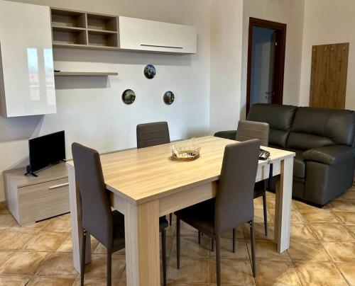 einen Esstisch und Stühle im Wohnzimmer in der Unterkunft Appartamento accogliente con terrazzo panoramico in Telese