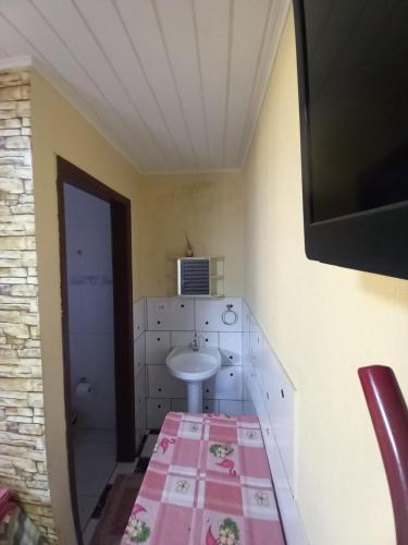 a bathroom with a sink and a toilet at Hotel em SBO - São Francisco in Santa Bárbara dʼOeste
