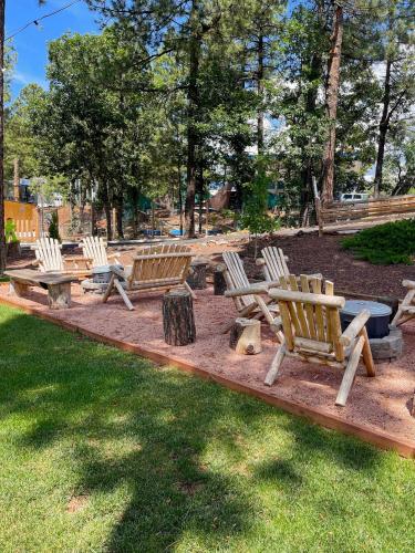 una fila de bancos de madera en un parque en The Nook Pinetop en Pinetop-Lakeside