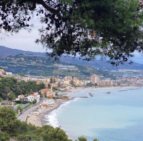 uma vista para uma praia com edifícios e condomínios em MARCO'S HOUSE em Sanremo