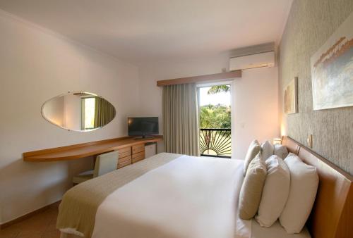 เตียงในห้องที่ Oscar Inn Eco Resort