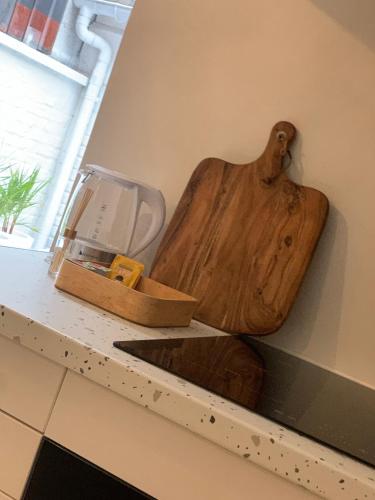 une planche de découpe en bois assise au-dessus d'un comptoir dans l'établissement cosy apart hotel 1st, à Calais