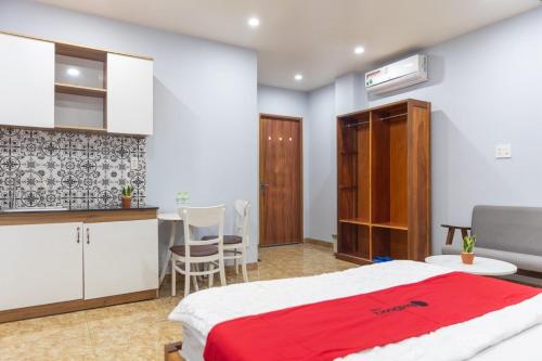 1 dormitorio con 1 cama grande y cocina en Rita Hotel Home- Airport Tân Sơn Nhất- Cạnh Bệnh Viện Tâm Anh & Gần Quân Khu 7, en Ho Chi Minh