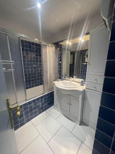 une salle de bain avec un lavabo et un miroir dans l'établissement Villa sur la plage Sainte maxime, à Sainte-Maxime