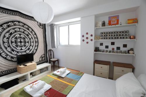 ein Schlafzimmer mit einem Bett und einem großen Teppich in der Unterkunft El hogar del viajero junto al mar by Hometels in Barrio-Mar