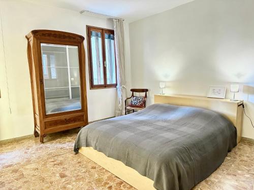 une chambre avec un lit, un miroir et une chaise dans l'établissement Cà De Sbiess, à Venise