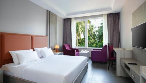 um quarto de hotel com uma cama e uma janela em The Porto by lagom , Anjuna, vagator beach em Vagator