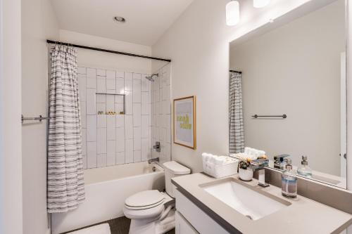 Ένα μπάνιο στο Nash House & Bars of Broadway with Patio Bar and Views! 8min Downtown! Sleeps 12!