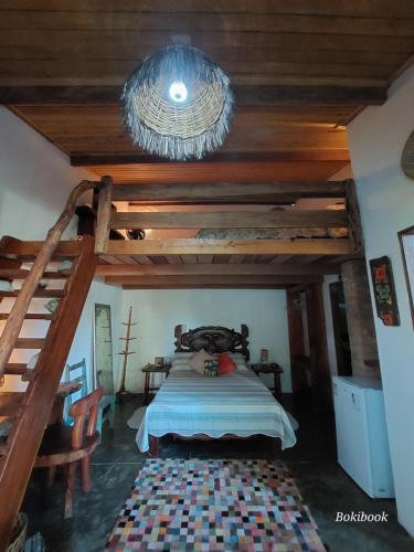 1 dormitorio con litera y lámpara de araña en Guest House Boki da Zezé, en Maraú