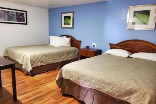 Katil atau katil-katil dalam bilik di Premier Inn & Suites