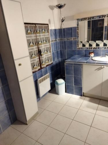 une salle de bain avec un lavabo, des toilettes et un miroir dans l'établissement Agréable villa 100 m de la plage, à Poggio-Mezzana