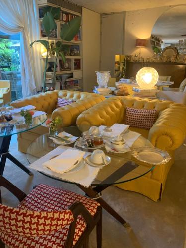 Una sala de estar con sofás y una mesa con platos. en Carmo's Boutique Hotel - Small Luxury Hotels of the World, en Ponte de Lima